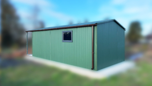 3,5x7m-es sztenderd mobilgarázs nyeregtetővel (1m-es előtetővel), zöld színben, kétszárnyú kapuval, ablakokkal, ereszcsatornával, szegélyezéssel