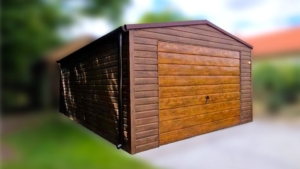 4x6m-es delux mobilgarázs (lemezgarázs) nyeregtetővel, +10cm emelés, sötét diófa falakkal, világos aranytölgy billenőkapukkal, ajtóval, szegélyekkel, horganyzott vázszerkezettel, vízszintes lemezeléssel