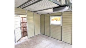 4x6m-es delux mobilgarázs (lemezgarázs) nyeregtetővel, +10cm emelés, sötét diófa falakkal, világos aranytölgy billenőkapukkal, ajtóval, szegélyekkel, horganyzott vázszerkezettel, vízszintes lemezeléssel