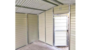 4x6m-es delux mobilgarázs (lemezgarázs) nyeregtetővel, +10cm emelés, sötét diófa falakkal, világos aranytölgy billenőkapukkal, ajtóval, szegélyekkel, horganyzott vázszerkezettel, vízszintes lemezeléssel