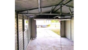 4x6m-es delux mobilgarázs (lemezgarázs) nyeregtetővel, +10cm emelés, sötét diófa falakkal, világos aranytölgy billenőkapukkal, ajtóval, szegélyekkel, horganyzott vázszerkezettel, vízszintes lemezeléssel