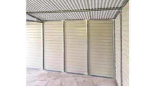 4x6m-es delux mobilgarázs (lemezgarázs) nyeregtetővel, +10cm emelés, sötét diófa falakkal, világos aranytölgy billenőkapukkal, ajtóval, szegélyekkel, horganyzott vázszerkezettel, vízszintes lemezeléssel