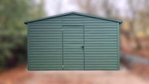 4x7m-es delux mobilgarázs nyeregtetővel, sötétzöld falakkal, 1db billenőkapuval, ajtóval, 2db ablakkal, szegélyekkel, ereszcsatornával, horganyzott vázszerkezettel, vízszintes lemezeléssel