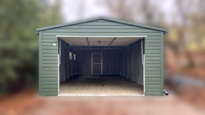 4x7m-es delux mobilgarázs nyeregtetővel, sötétzöld falakkal, 1db billenőkapuval, ajtóval, 2db ablakkal, szegélyekkel, ereszcsatornával, horganyzott vázszerkezettel, vízszintes lemezeléssel