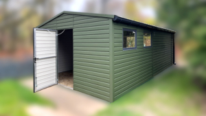 4x7m-es delux mobilgarázs nyeregtetővel, sötétzöld falakkal, 1db billenőkapuval, ajtóval, 2db ablakkal, szegélyekkel, ereszcsatornával, horganyzott vázszerkezettel, vízszintes lemezeléssel