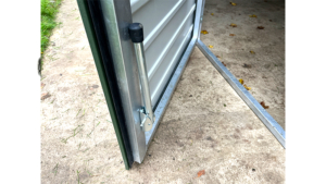 4x7m-es delux mobilgarázs nyeregtetővel, sötétzöld falakkal, 1db billenőkapuval, ajtóval, 2db ablakkal, szegélyekkel, ereszcsatornával, horganyzott vázszerkezettel, vízszintes lemezeléssel