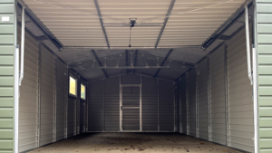 4x7m-es delux mobilgarázs nyeregtetővel, sötétzöld falakkal, 1db billenőkapuval, ajtóval, 2db ablakkal, szegélyekkel, ereszcsatornával, horganyzott vázszerkezettel, vízszintes lemezeléssel