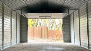 4x7m-es delux mobilgarázs nyeregtetővel, sötétzöld falakkal, 1db billenőkapuval, ajtóval, 2db ablakkal, szegélyekkel, ereszcsatornával, horganyzott vázszerkezettel, vízszintes lemezeléssel