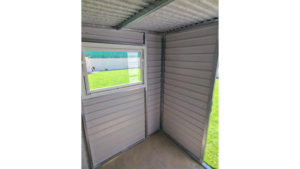 2x1,9m-es delux fém kerti tároló hátra lejtő tetővel, sötét diófa falakkal és ajtóval, csokoládébarna tetővel, ereszcsatornával, szegélyekkel, horganyzott vázszerkezettel, vízszintes lemezborítással