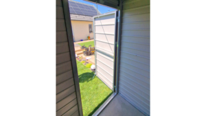 2x1,9m-es delux fém kerti tároló hátra lejtő tetővel, sötét diófa falakkal és ajtóval, csokoládébarna tetővel, ereszcsatornával, szegélyekkel, horganyzott vázszerkezettel, vízszintes lemezborítással