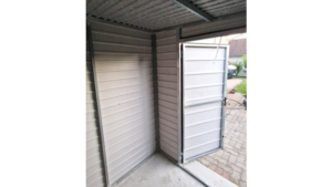 2x2m-es delux fém kerti tároló balra lejtő tetővel, sötét diófa falakkal, ereszcsatornával, szegélyekkel, horganyzott vázszerkezettel, vízszintes lemezborítással