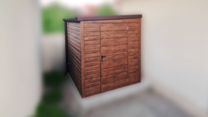 2x2m-es delux fém kerti tároló balra lejtő tetővel, sötét diófa falakkal, ereszcsatornával, szegélyekkel, horganyzott vázszerkezettel, vízszintes lemezborítással