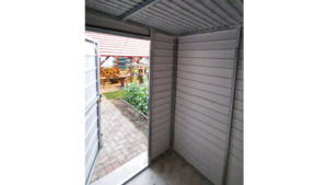 2x2m-es delux fém kerti tároló balra lejtő tetővel, sötét diófa falakkal, ereszcsatornával, szegélyekkel, horganyzott vázszerkezettel, vízszintes lemezborítással