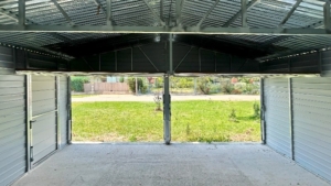 6x5m-es delux mobilgarázs nyeregtetővel, +20cm-es emeléssel, antracitszürke falakkal, tetővel, sötét diófa billenőkapukkal, ajtóval, szegélyekkel, horganyzott vázszerkezettel, vízszintes lemezeléssel