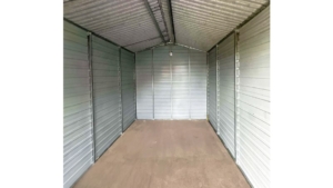 3x4m-es prémium kerti tároló nyeregtetővel, sötét diófa falakkal, antracitszürke tetővel, ablakkal, ereszcsatornával, szegélyekkel, filcborítással