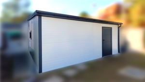 6x6m-es DELUX szigetelt mobilgarázs, hátra lejtő tetővel, fehér falakkal, antracitszürke szekcionált kapuval és ajtóval, szegélyekkel, ereszcsatonával, horganyzott vázszerkezettel