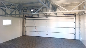 6x6m-es DELUX szigetelt mobilgarázs, hátra lejtő tetővel, fehér falakkal, antracitszürke szekcionált kapuval és ajtóval, szegélyekkel, ereszcsatonával, horganyzott vázszerkezettel