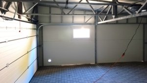 6x6m-es DELUX szigetelt mobilgarázs, hátra lejtő tetővel, fehér falakkal, antracitszürke szekcionált kapuval és ajtóval, szegélyekkel, ereszcsatonával, horganyzott vázszerkezettel