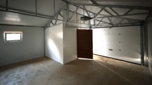 6×5,8m-es DELUX szigetelt mobilgarázs nyeregtetővel, szekcionált kapuval és 2db ajtóval, 2db ablakkal, 2db szellőzőráccsal, belső 2,4x2,9m-es leválasztott helyiséggel, szegélyekkel, ereszcsatornával, cserepeslemez tetőborítással, horganyzott vázszerkezettel