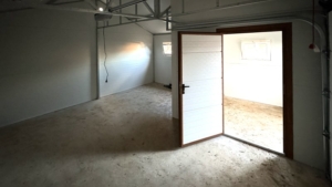 6×5,8m-es DELUX szigetelt mobilgarázs nyeregtetővel, szekcionált kapuval és 2db ajtóval, 2db ablakkal, 2db szellőzőráccsal, belső 2,4x2,9m-es leválasztott helyiséggel, szegélyekkel, ereszcsatornával, cserepeslemez tetőborítással, horganyzott vázszerkezettel