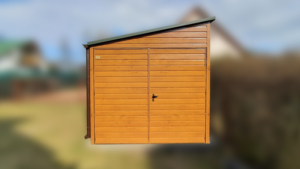 2,5x4m-es delux fém kerti tároló balra lejtő tetővel, világos aranytölgy falakkal és kapuval, sötét zöld tetővel, ereszcsatornával, szegélyekkel, horganyzott vázszerkezettel, vízszintes lemezborítással