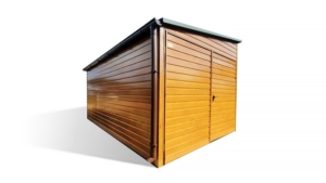 2,5x4m-es delux fém kerti tároló balra lejtő tetővel, világos aranytölgy falakkal és kapuval, sötét zöld tetővel, ereszcsatornával, szegélyekkel, horganyzott vázszerkezettel, vízszintes lemezborítással