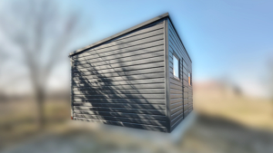 4,8x3,3m-es delux fém kerti tároló hátra lejtő tetővel, antracitszürke színben, ajtóval, 2db ablakkal, ereszcsatornával, szegélyekkel, horganyzott vázszerkezettel, vízszintes lemezborítással