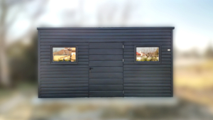 4,8x3,3m-es delux fém kerti tároló hátra lejtő tetővel, antracitszürke színben, ajtóval, 2db ablakkal, ereszcsatornával, szegélyekkel, horganyzott vázszerkezettel, vízszintes lemezborítással