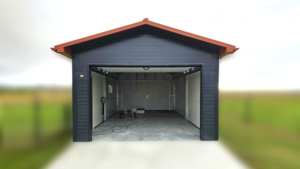 4x7m-es DELUX szigetelt mobilgarázs nyeregtetővel, szekcionált kapuval, ajtóval, ablakkal, 2db szellőzőráccsal, ereszcsatornával, cserepeslemez tetőborítással, horganyzott vázszerkezettel