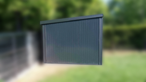 3,5x3m-es DELUX szigetelt tároló / motorgarázs / quadgarázs hátra lejtő tetővel, szekcionált kapuval, szegélyekkel, horganyzott vázszerkezettel