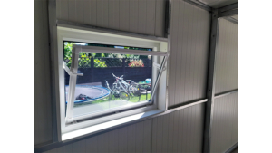 4,5x7m-es DELUX szigetelt mobilgarázs / tároló jobbra lejtő tetővel, szekcionált kapuval, ajtóval, ablakkal, szegélyekkel, ereszcsatornával, horganyzott vázszerkezettel