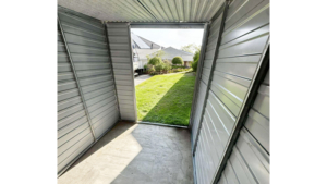 2x3m-es prémium motorgarázs / quadgarázs hátra lejtő tetővel, filcborítással, ajtóval, antracitszürke színben, sarok- és tetőszegélyekkel