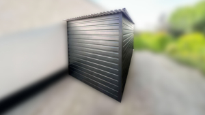 2x3m-es prémium motorgarázs / quadgarázs hátra lejtő tetővel, filcborítással, ajtóval, antracitszürke színben, sarok- és tetőszegélyekkel