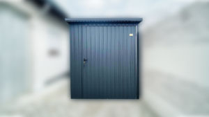 2x3m-es sztenderd motorgarázs / quadgarázs hátra lejtő tetővel, antikondenzációs filcborítással, ajtóval, antracitszürke színben