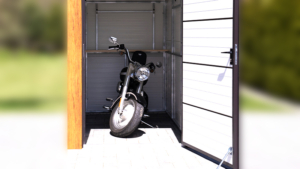 1,5x3m-es motorgarázs / quadgarázs hátra lejtő tetővel, világos aranytölgy szigetelt (szendvicspanel) falakkal, rusztikus tölgy szigetelt ajtóval, csokoládébarna cserepeslemez tetővel, ereszcsatornával, szegélyekkel