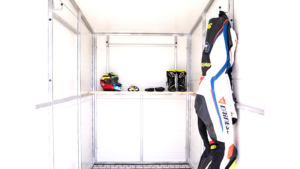 1,5x3m-es motorgarázs / quadgarázs hátra lejtő tetővel, világos aranytölgy szigetelt (szendvicspanel) falakkal, rusztikus tölgy szigetelt ajtóval, csokoládébarna cserepeslemez tetővel, ereszcsatornával, szegélyekkel