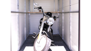 1,5x3m-es motorgarázs / quadgarázs hátra lejtő tetővel, világos aranytölgy szigetelt (szendvicspanel) falakkal, rusztikus tölgy szigetelt ajtóval, csokoládébarna cserepeslemez tetővel, ereszcsatornával, szegélyekkel