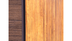 1,5x3m-es motorgarázs / quadgarázs hátra lejtő tetővel, világos aranytölgy szigetelt (szendvicspanel) falakkal, rusztikus tölgy szigetelt ajtóval, csokoládébarna cserepeslemez tetővel, ereszcsatornával, szegélyekkel