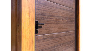 1,5x3m-es motorgarázs / quadgarázs hátra lejtő tetővel, világos aranytölgy szigetelt (szendvicspanel) falakkal, rusztikus tölgy szigetelt ajtóval, csokoládébarna cserepeslemez tetővel, ereszcsatornával, szegélyekkel