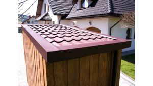 1,5x3m-es motorgarázs / quadgarázs hátra lejtő tetővel, világos aranytölgy szigetelt (szendvicspanel) falakkal, rusztikus tölgy szigetelt ajtóval, csokoládébarna cserepeslemez tetővel, ereszcsatornával, szegélyekkel