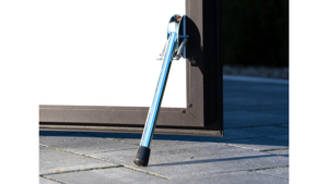 1,5x3m-es motorgarázs / quadgarázs hátra lejtő tetővel, világos aranytölgy szigetelt (szendvicspanel) falakkal, rusztikus tölgy szigetelt ajtóval, csokoládébarna cserepeslemez tetővel, ereszcsatornával, szegélyekkel